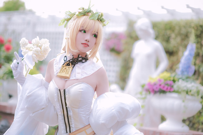 kaiyun平台介绍 :周海媚济州岛外拍花絮曝光 霸道总裁与女神模式自由切换(图2) kaiyun注册流程